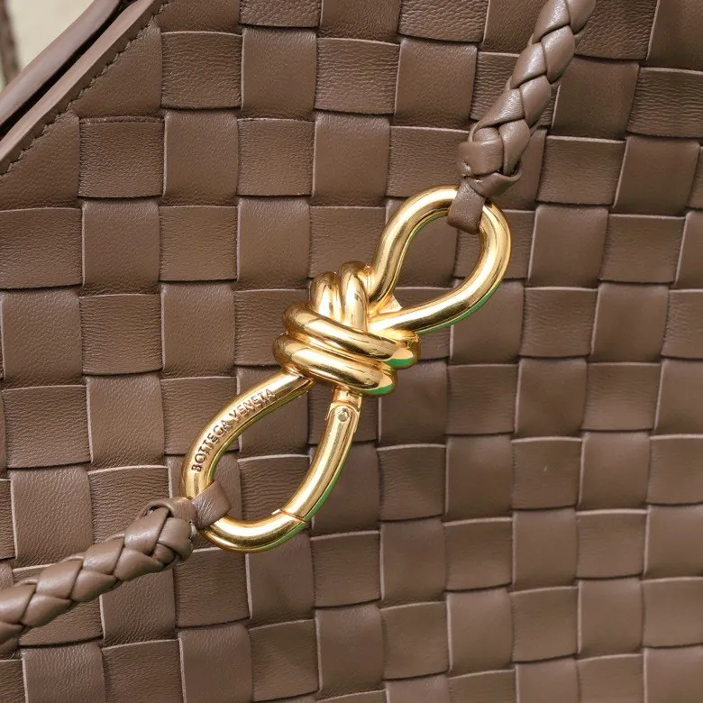 The 2023 new Andiamo batch of 2260 BV has been shipped‼ ️Really popular🔥The new Andiamo woven handbag launched by Bottega Veneta this season is really popular all over the world! ! Celebrities at home and abroad have worn it, and Oscar-winning actress Michelle Yeoh has taken it out on the street. Song Jia, Trai Yara, Yu Feihong, Sanji Ayaka, Rosie Hunting-Whiteley, Yoshioka Riho, etc. have all picked up this bag. It is classic and versatile, showing off its temperament, and the bag capacity is also large, which is very convenient for daily commuting! ! A variety of carrying methods, the shoulder straps can be adjusted by yourself, the original lambskin feels soft and delicate, and the unisex style breaks gender boundaries and brings a more practical and longer-lasting use experience. Andiamo, which has both elegant and casual styles, perfectly interprets the true appearance of "fashionable old money style". Style number: 8463 Size: 32*24*12